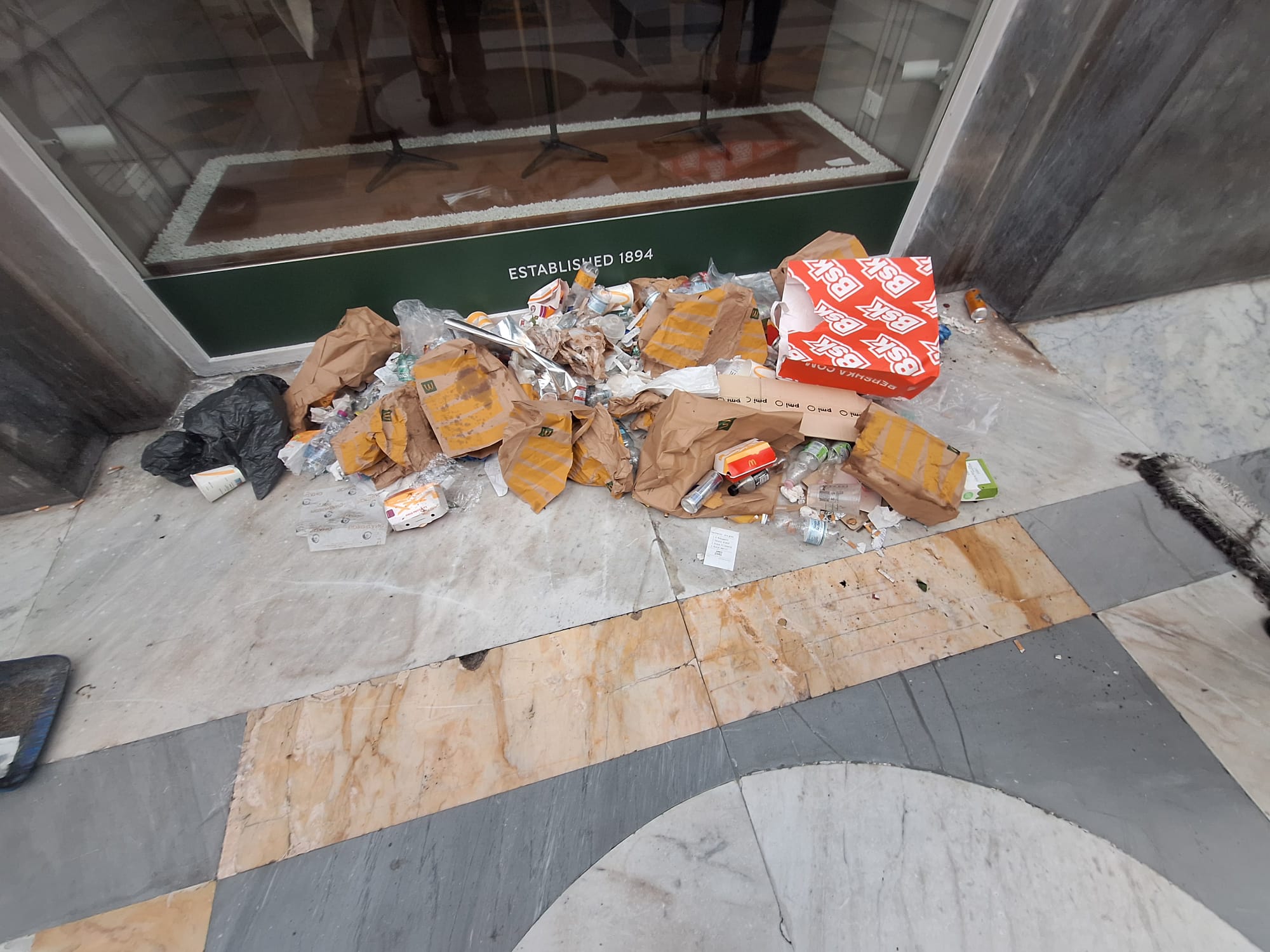 Galleria Umberto I: segnalazioni per degrado e rifiuti, il deputato chiede interventi urgenti e indagini.
