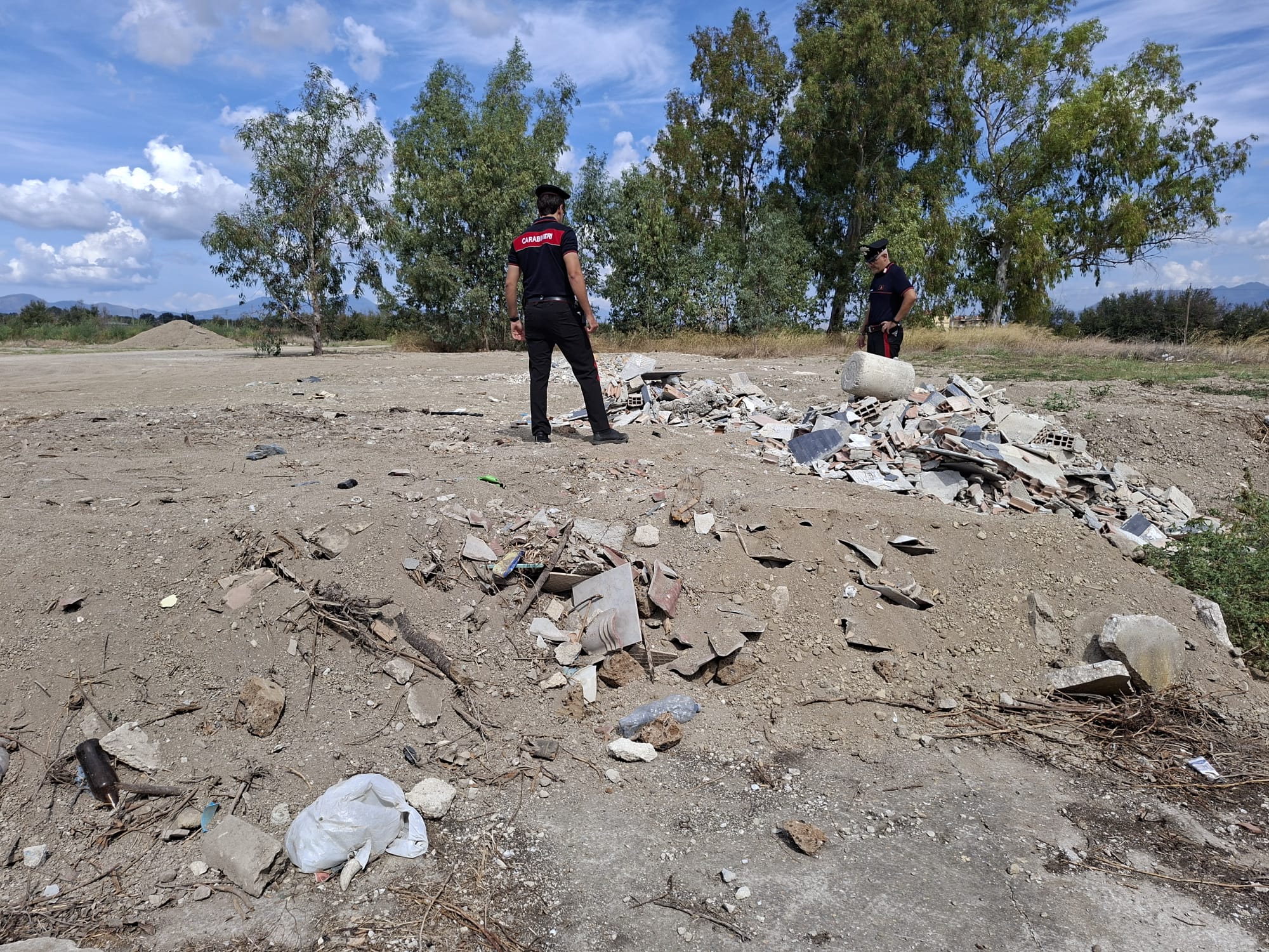 Grazzanise: area agricola trasformata in discarica abusiva; oltre 5.680 mc di rifiuti e un 51enne deferito