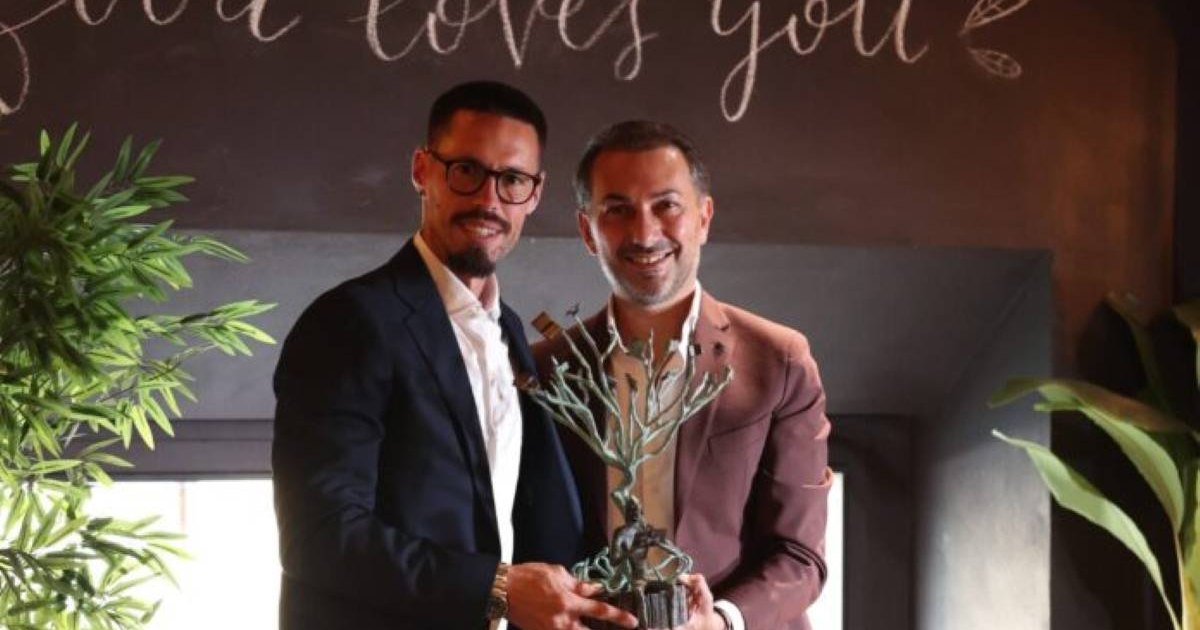 Napoli celebra Marek Hamsik: l’ex capitano premiato per lealtà e legame con la città