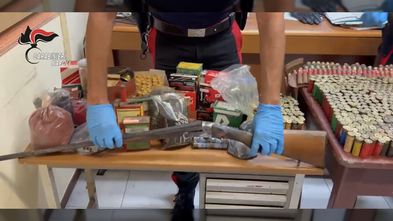 Sorrento: 76enne arrestato con fucile da caccia clandestino e 2.005 cartucce sequestrate; arma modificata dal calibro 24 al 32
