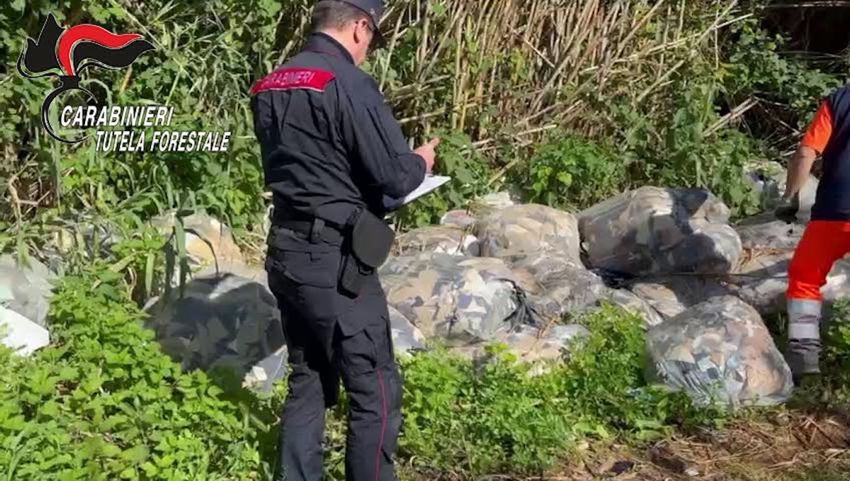 Via Cuma, Bacoli: centro di raccolta rifiuti sequestrato per presunta gestione non autorizzata e abusi edilizi