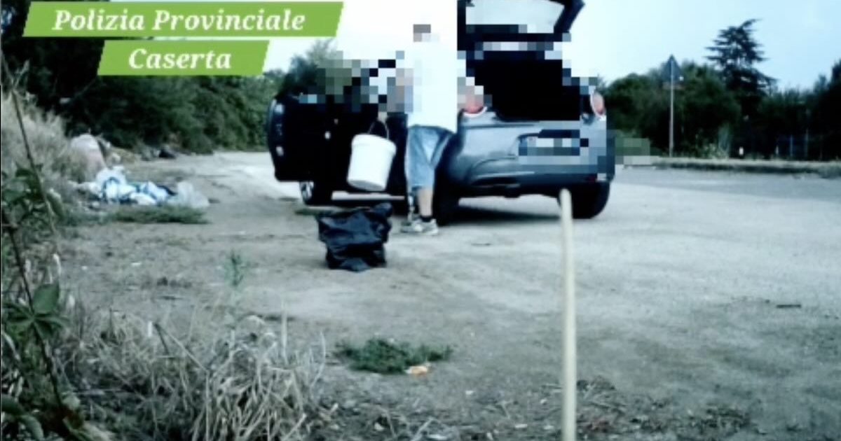 Teano, Caserta: fototrappole incastrano un 45enne per abbandono di rifiuti pericolosi; veicolo sequestrato e patente ritirata.
