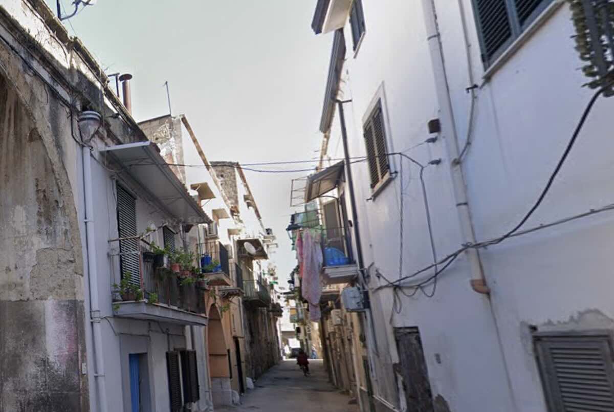 Acerra: hashish e due armi rinvenute in un appartamento disabitato, operazione dei carabinieri in corso