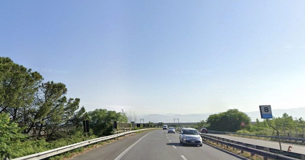 Acerra: motociclista perde il controllo sulla SS162dir, incidente mortale e rilievi in corso