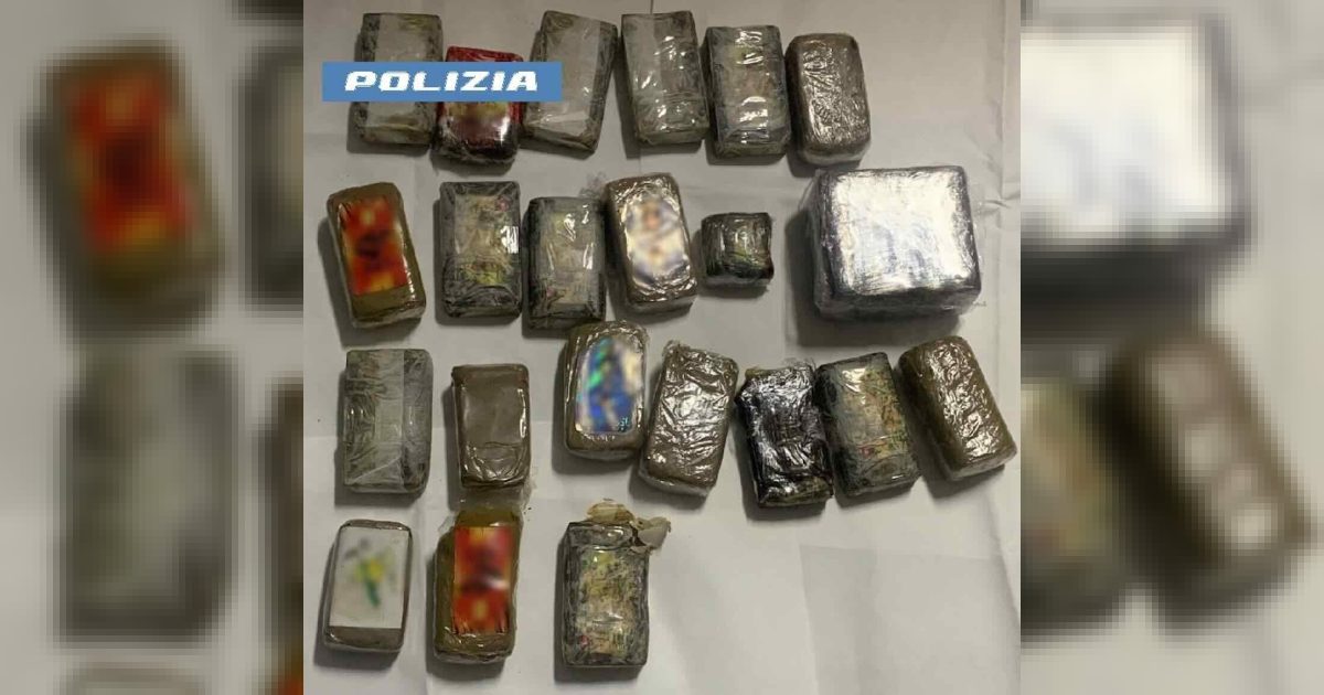 Acerra: pistola rubata e droga oltre 2,5 chili nascosti in parco condominiale, polizia indaga sui responsabili