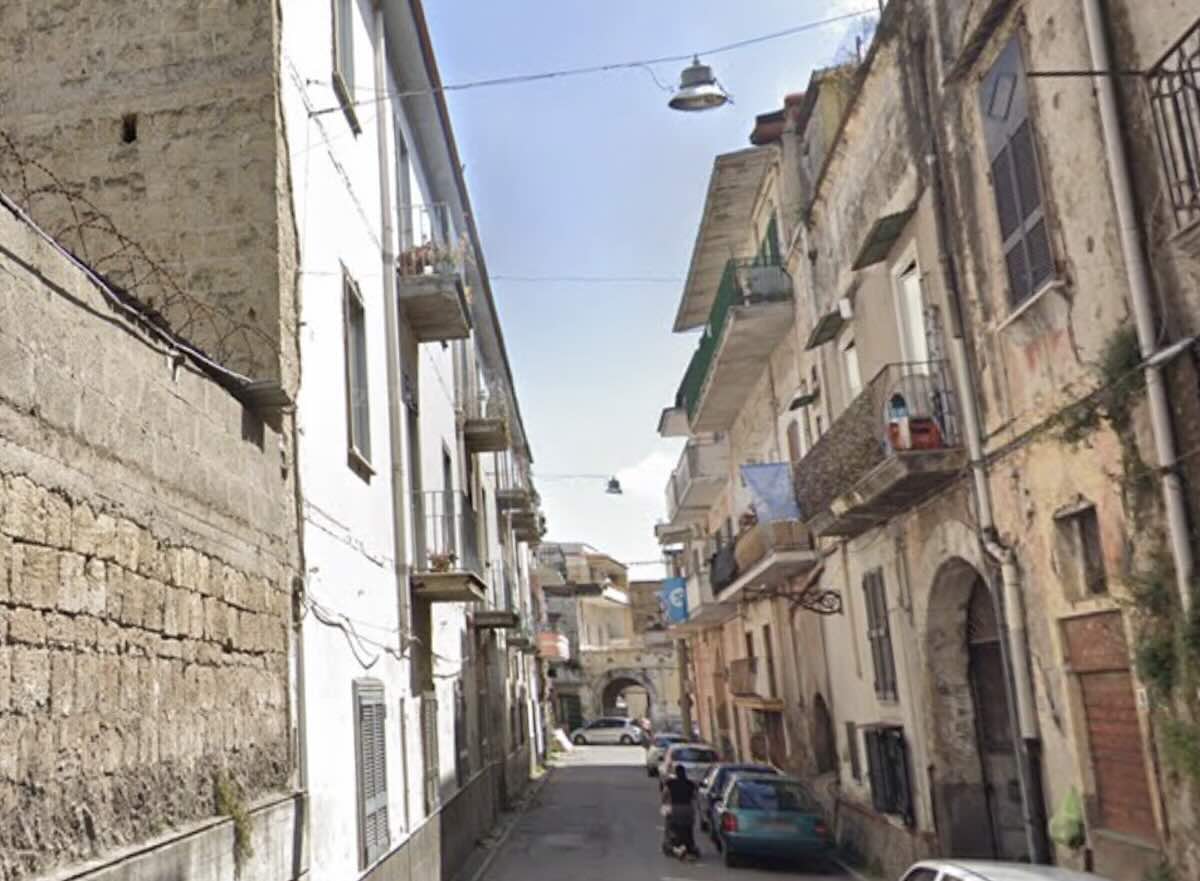 Video sorveglianza in via Pietro Toselli guida al fermo di due giovani per rapina a un’anziana ad Afragola