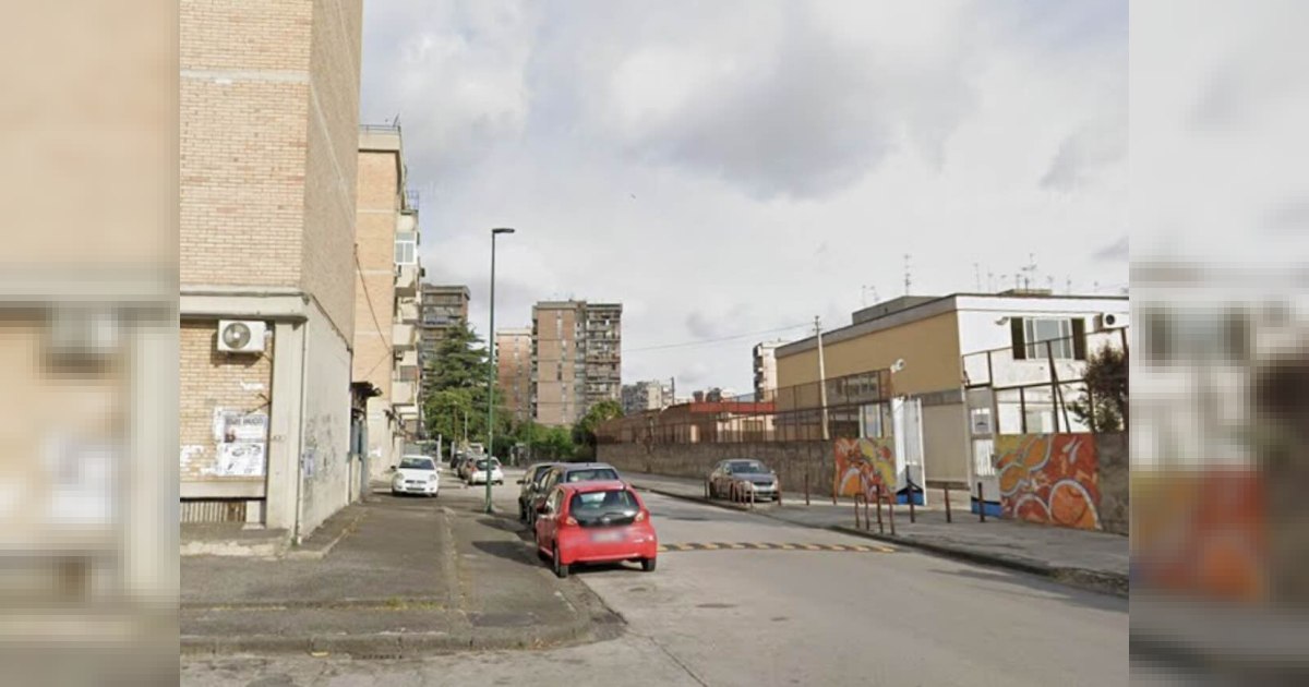 Scampia in allerta dopo il ferimento di un 19enne: indagini su legami tra agguato e faida tra clan locali.