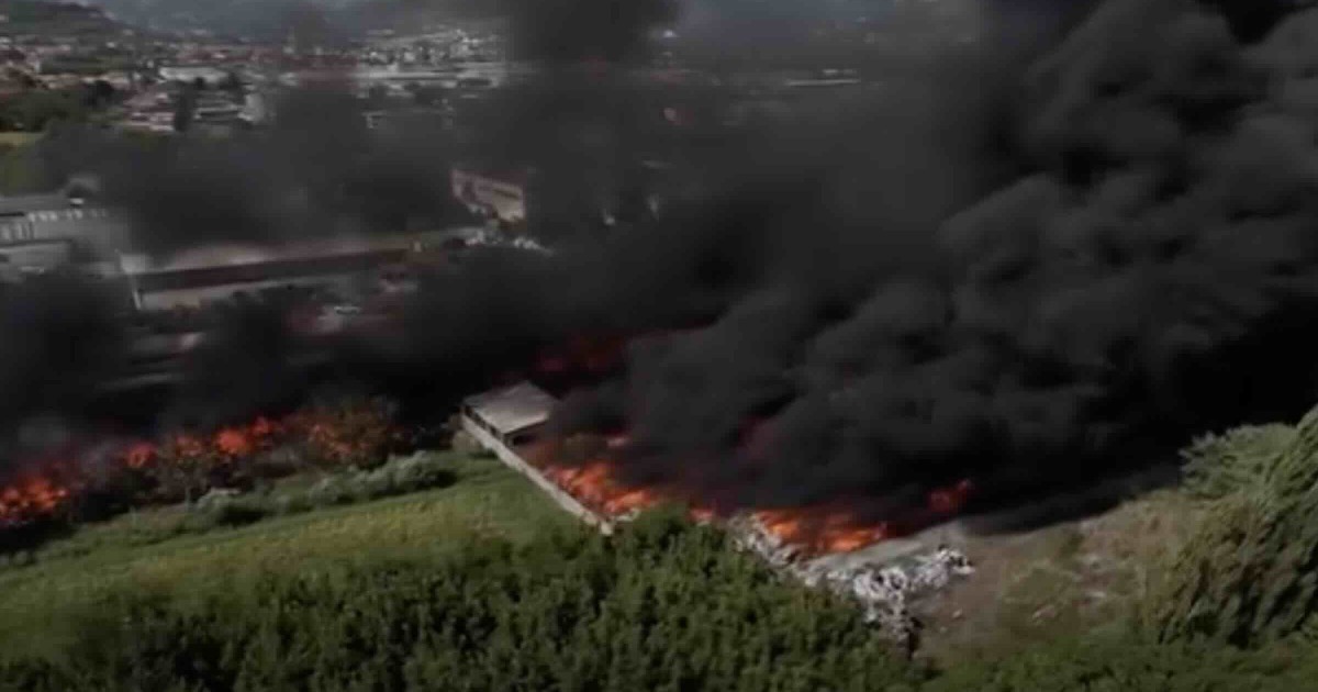 Diossine sopra la soglia di sicurezza ad Airola: avviato il monitoraggio ambientale dopo l’incendio industriale