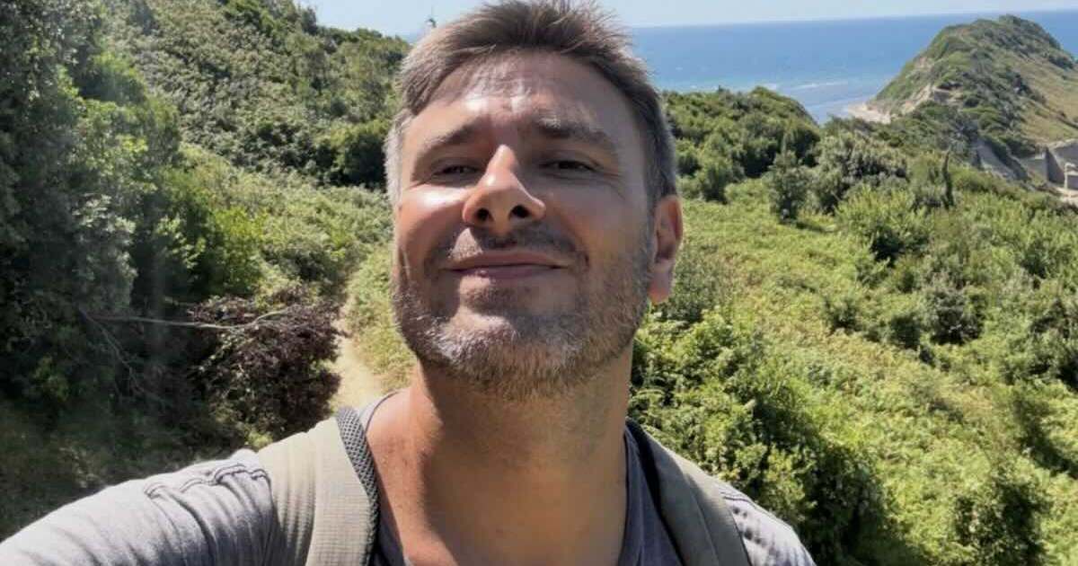 Alessandro Di Battista rientra in Italia dopo intervento chirurgico: trasportato d’urgenza al Gemelli