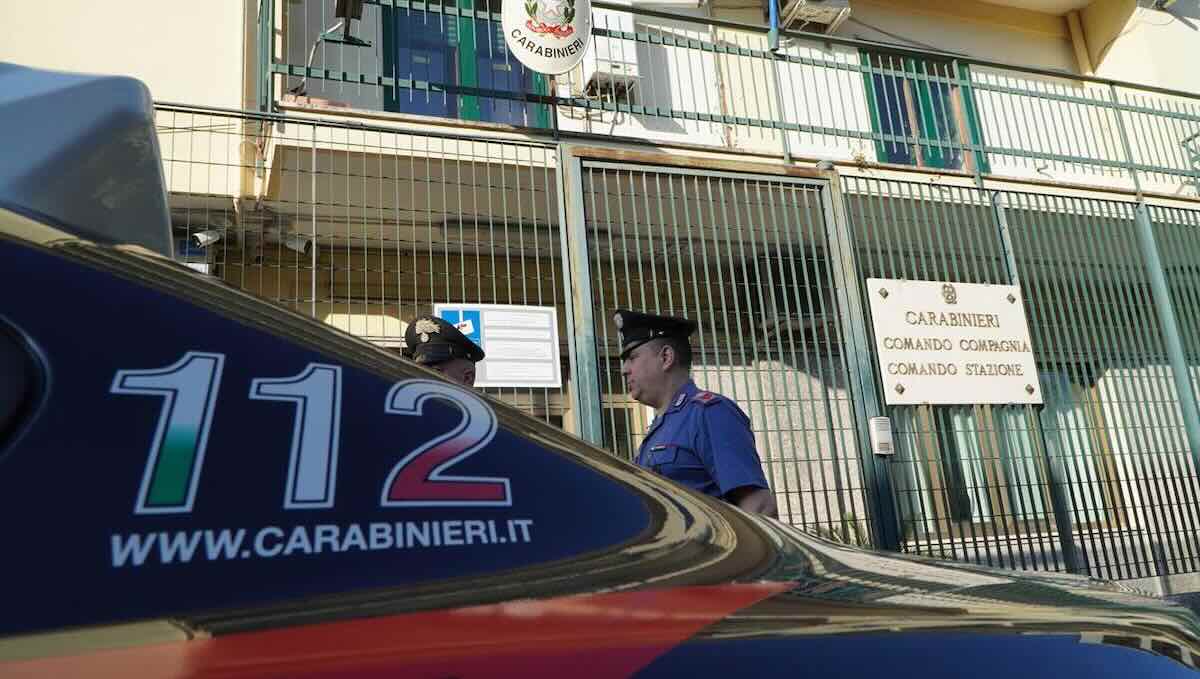 Arienzo, uomo in crisi sul tetto: salvato dai Carabinieri grazie a un intervento tempestivo
