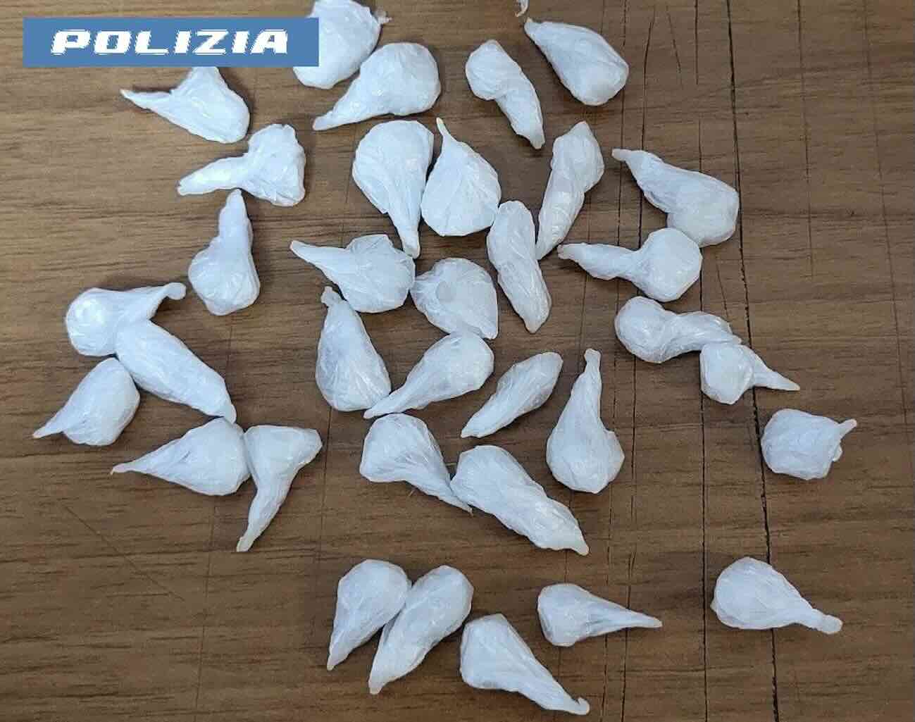 Blitz della polizia a Napoli: arrestato 28enne per spaccio di droga in via Amerigo Vespucci