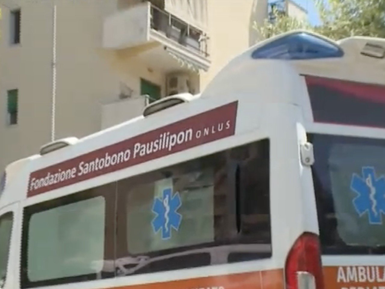 Trasferimento d’emergenza per un bimbo di 2 anni avvelenato da solvente: condizioni critiche a Napoli