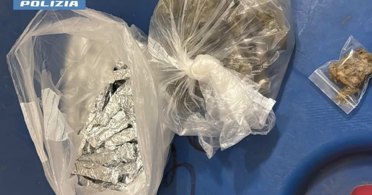 Napoli: deposito di droga trovato in una cassetta nei Quartieri Spagnoli, indagini su autori e custodi