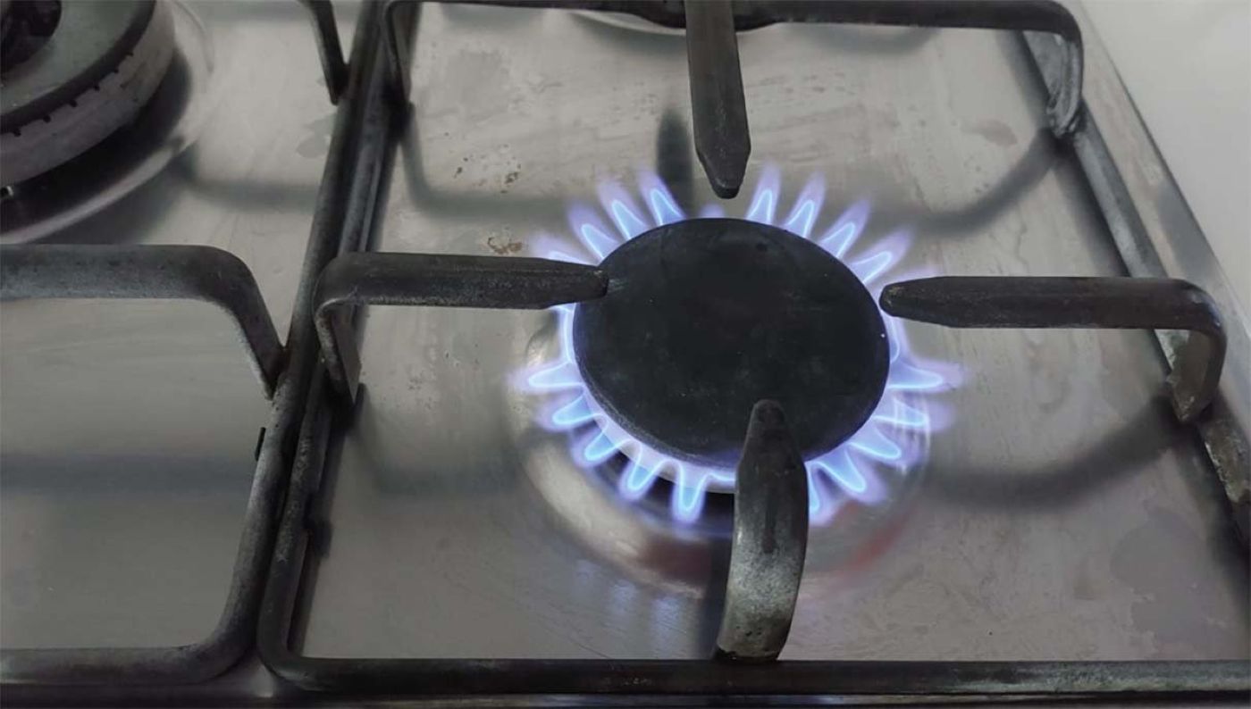Due anni di prezzo bloccato: Eni ed Enel lanciano sconti fino a 200 euro all’anno per le famiglie