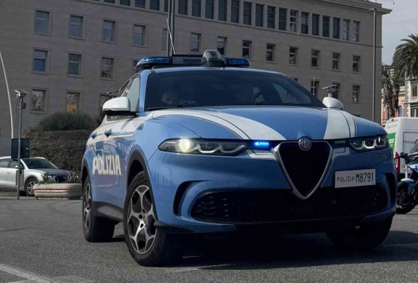 Tensione in via Francesco Cilea a Napoli: uomo in stato di agitazione aggredisce la polizia e finisce in manette