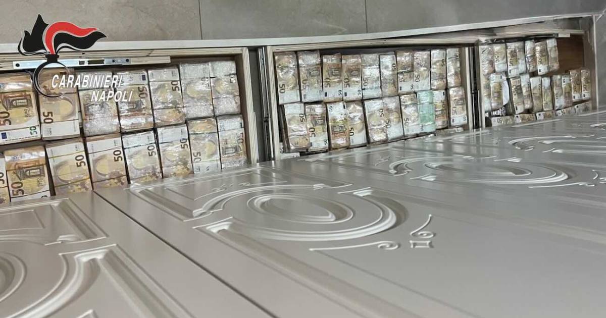 Caivano, blitz delle forze dell’ordine: deposito del clan Maugeri trovato sotto il pavimento di un’abitazione