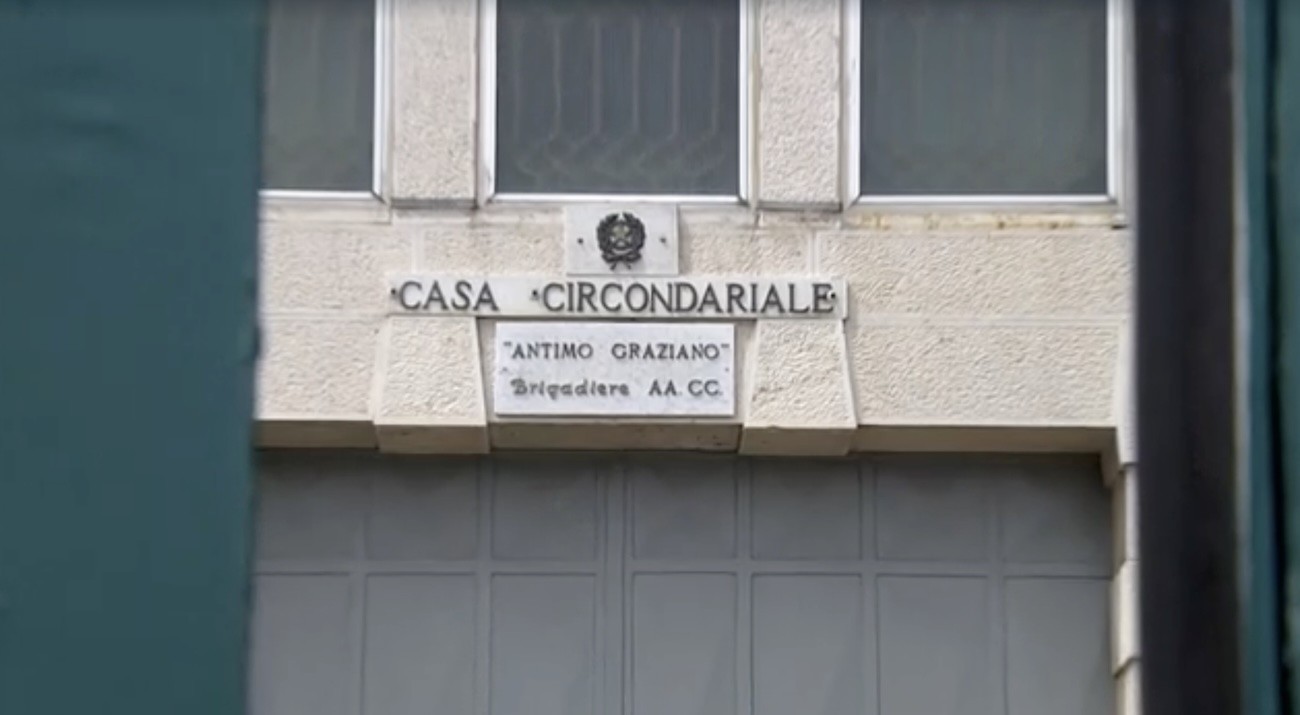 Carcere di Avellino: detenuto aggredisce un ispettore e incendia una cella; UIL FP chiede organici adeguati