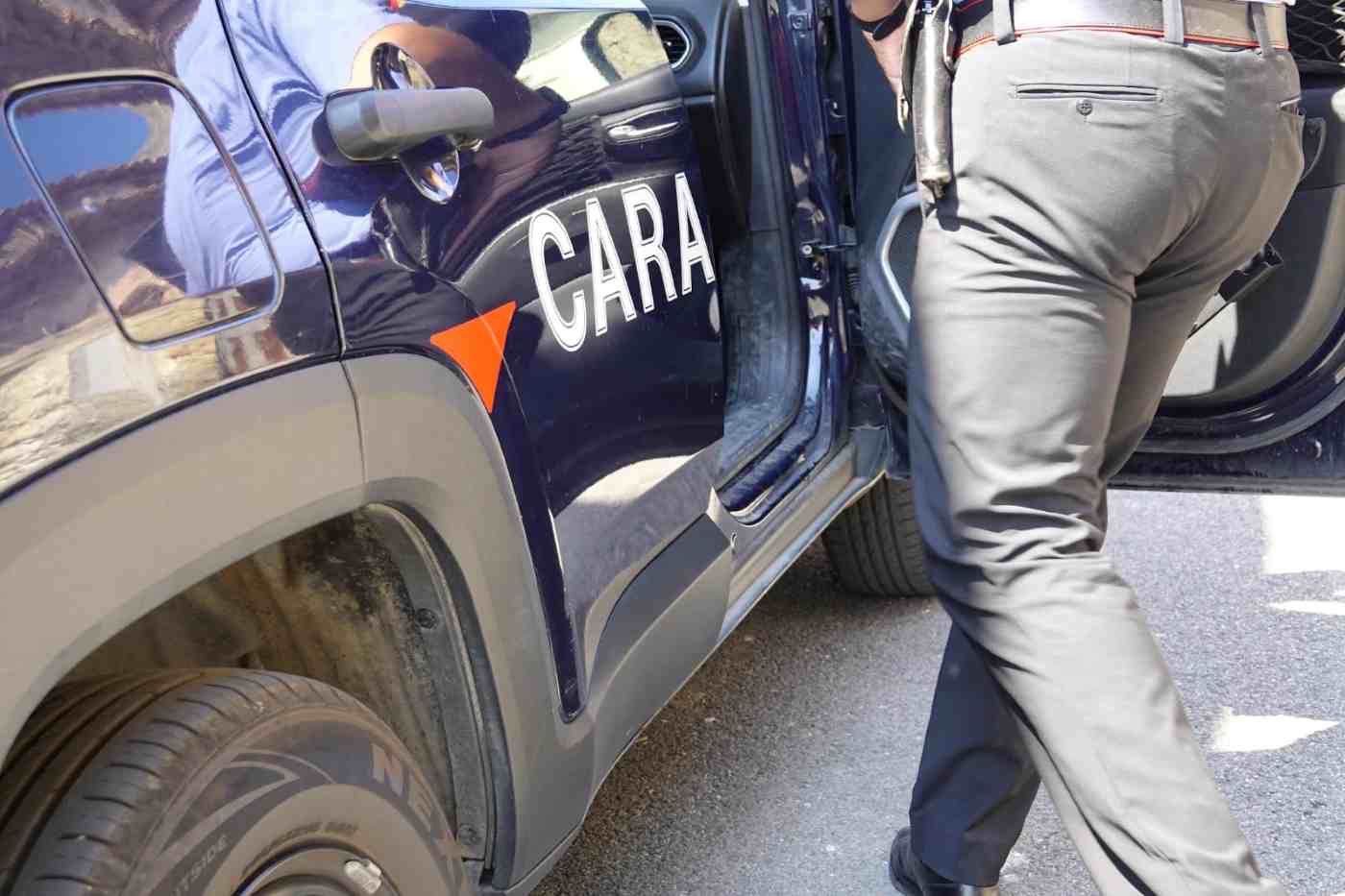 Casoria: scattano tre arresti per lesioni e porto di arma da fuoco dopo lite legata alla viabilità
