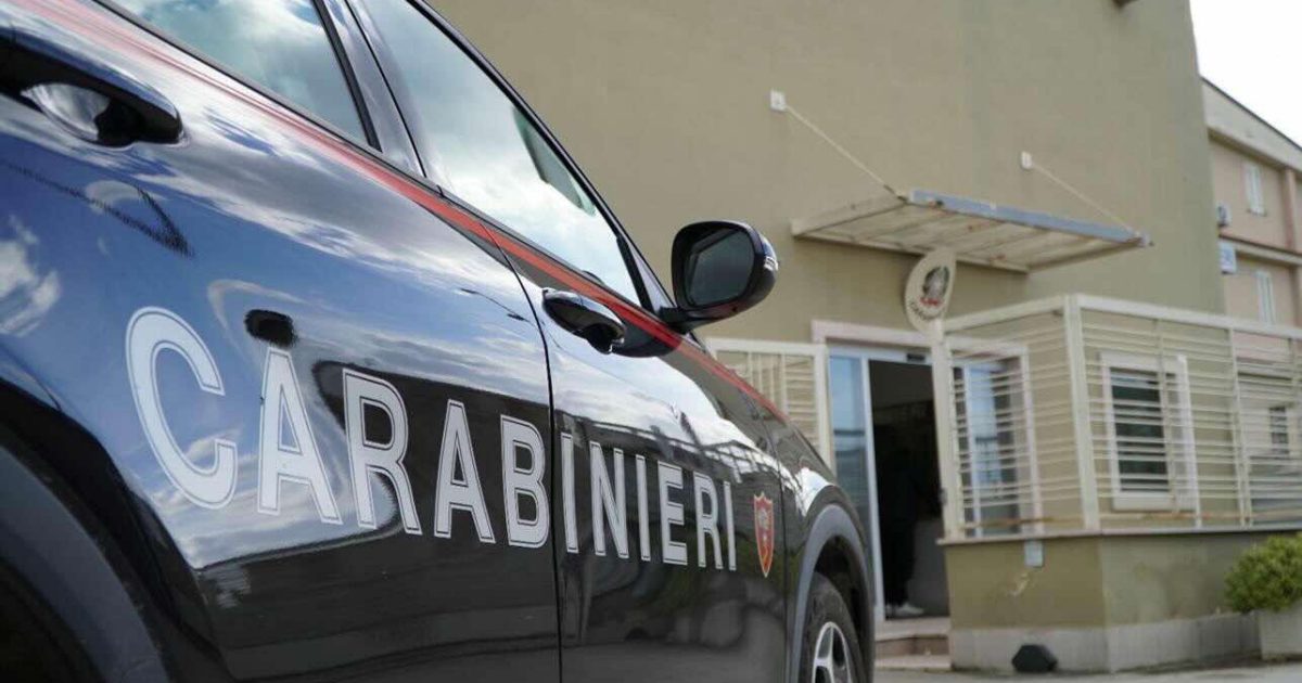 Carinaro: 30enne arrestato per estorsione e maltrattamenti alla madre; droga trovata in casa