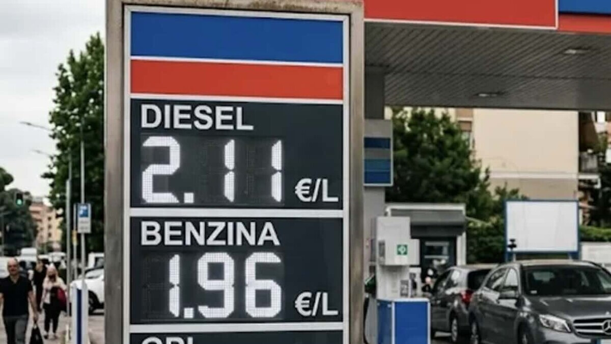 Caro carburante, rischio blackout taxi a Napoli: serve un tavolo regionale