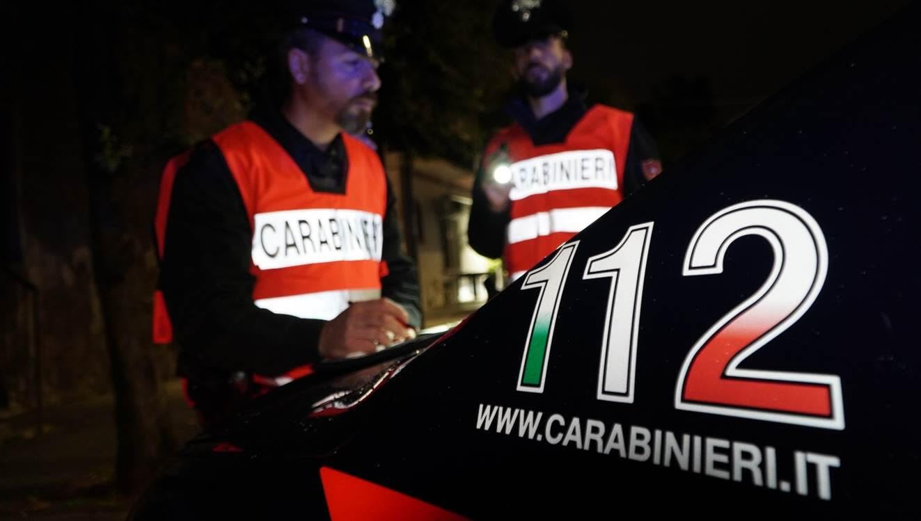 Sparatoria notturna a Torre del Greco: un passante ferito dopo una lite tra giovani, indagini in corso.