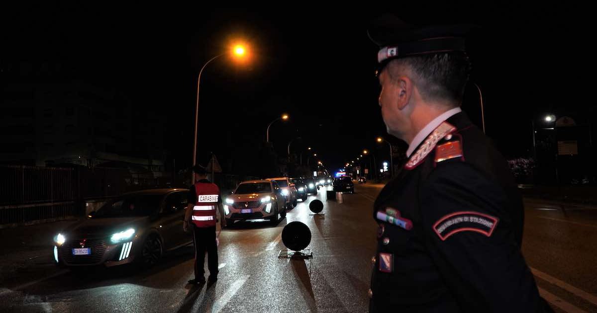 Controllo dei Carabinieri a Caserta: 12 patenti ritirate per uso del cellulare mentre si guida, tre denunce per violazioni gravi.