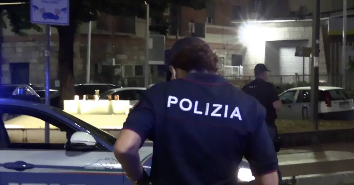 Follia in strada a Casoria: uomo minaccia poliziotti durante un controllo e finisce in manette