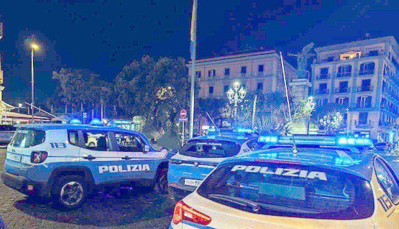 Controllo della polizia a Castellammare: sequestrati 196 involucri di cocaina in un edificio durante un intervento mirato