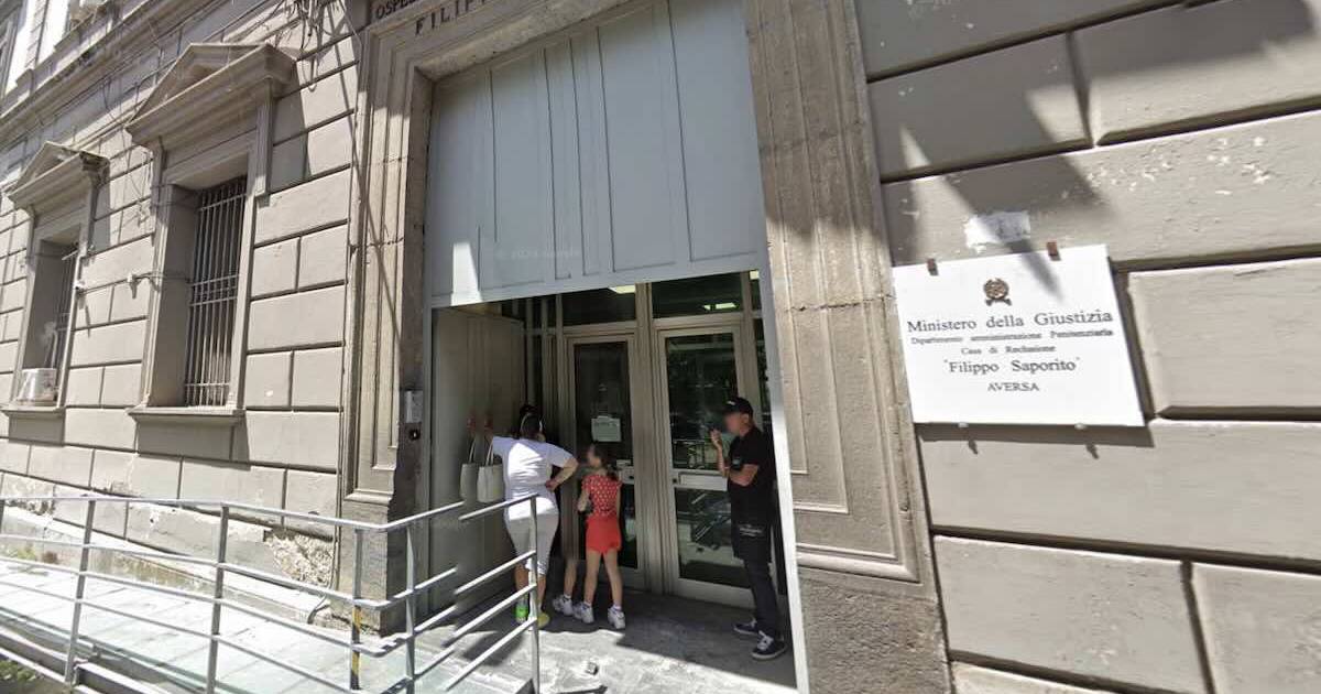 Tentativo di lancio di cellulari in carcere a Aversa: due fermati e materiale sequestrato durante l’intervento della Polizia Penitenziaria