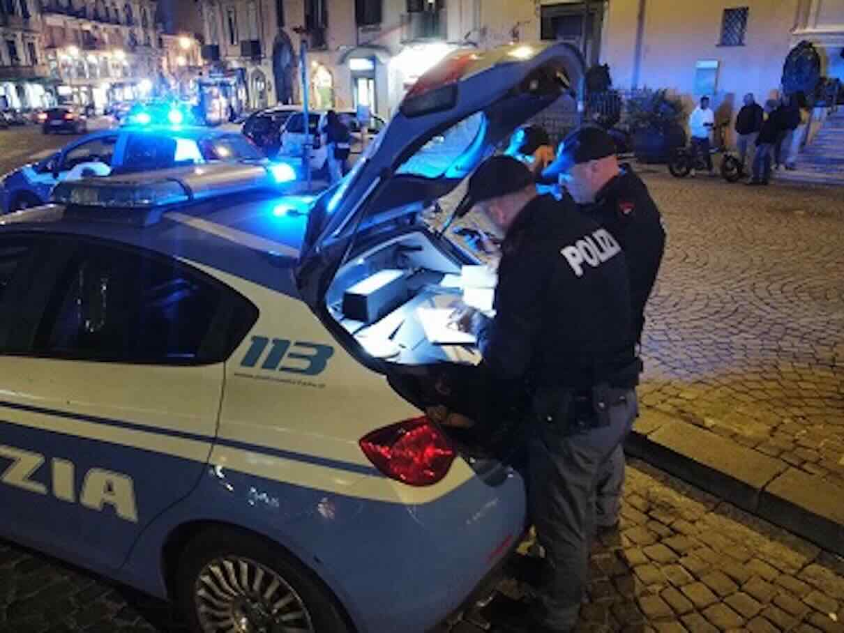 Blitz della Polizia al Vomero: multe e verifiche per negozi e automobilisti nella movida napoletana