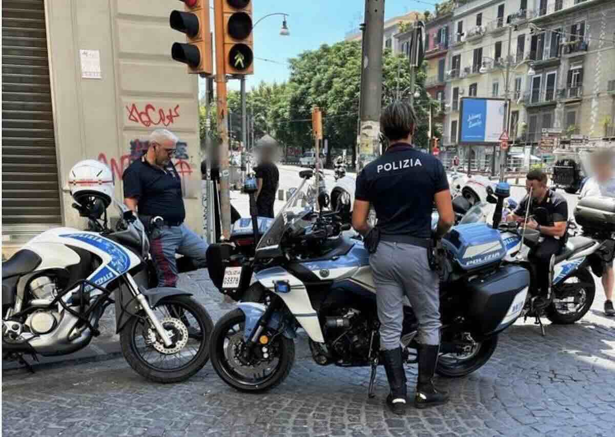 Blitz della Polizia a Napoli: rimosse baracche abusive e sanzionati venditori di tabacchi irregolari in Secondigliano e San Pietro a Patierno