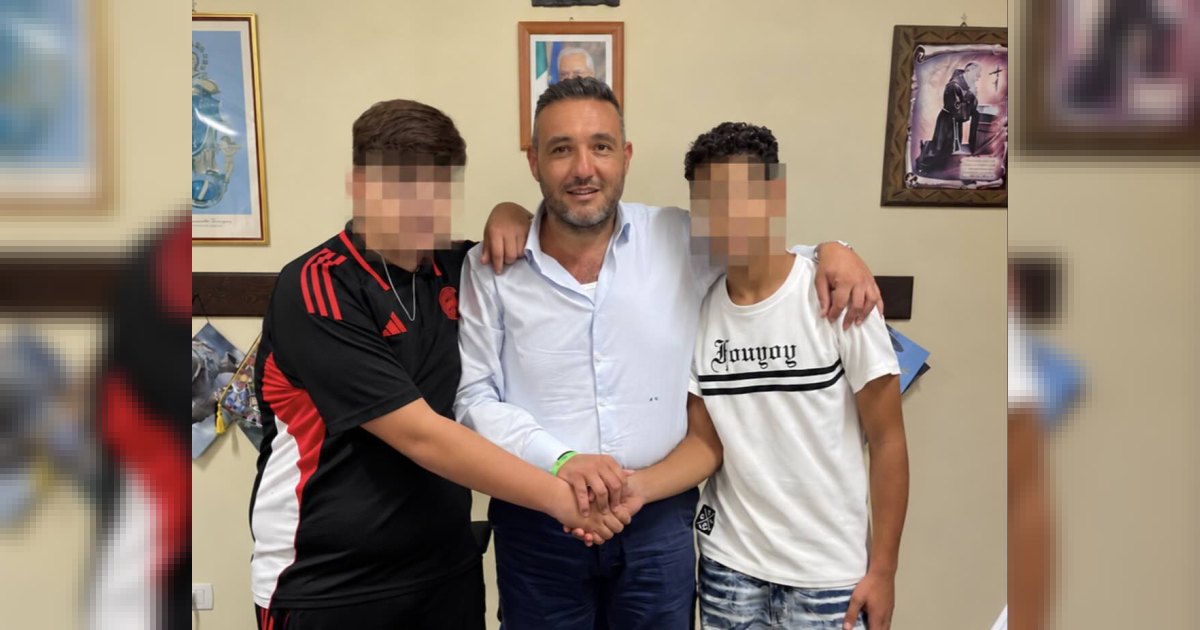 Coltello in classe, tensione tra due studenti: la stretta di mano del sindaco chiude la vicenda