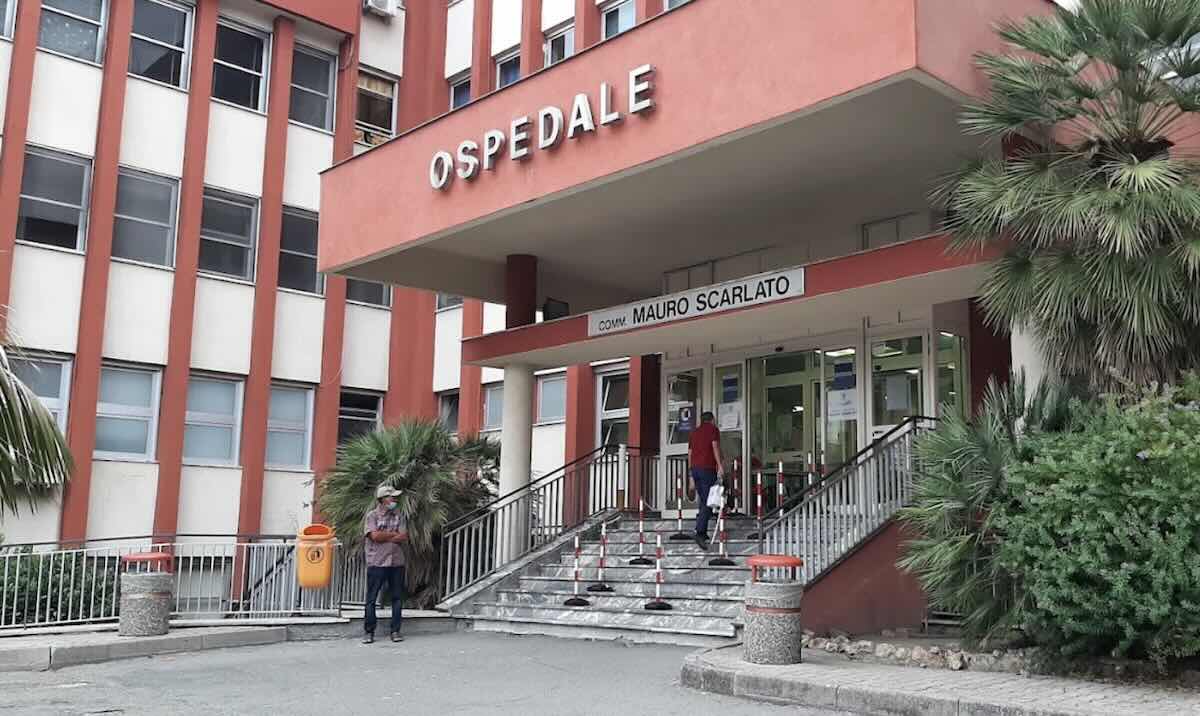Ricoverato in gravi condizioni un 34enne a Scafati: indagini sul virus toscano
