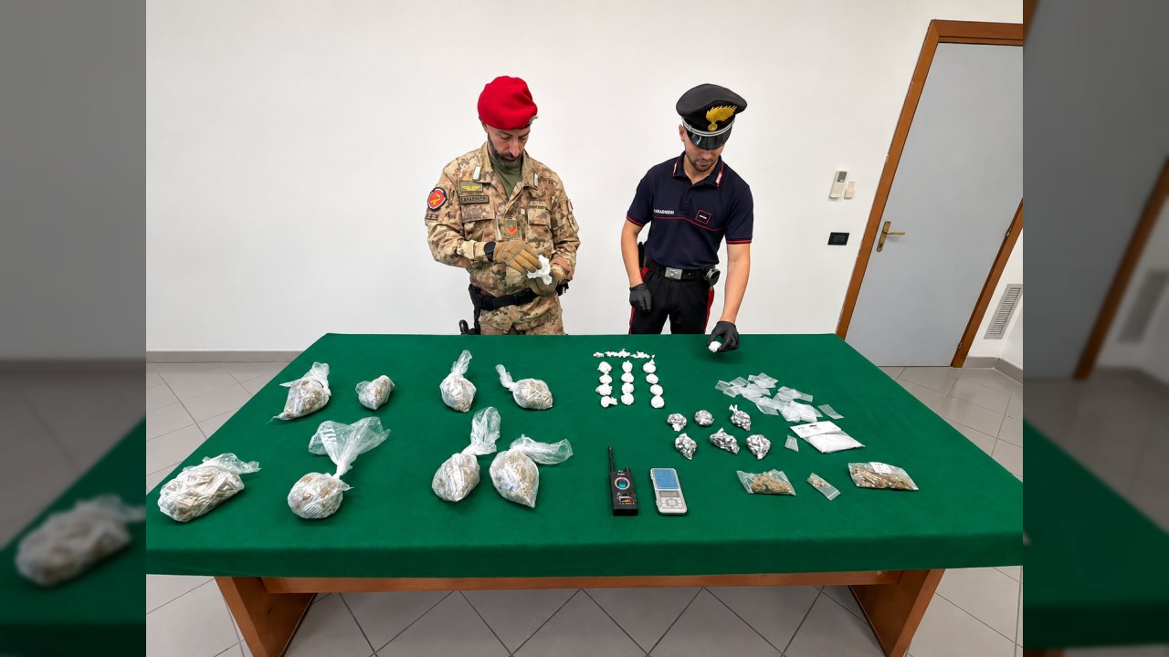 Castellammare di Stabia: auto deposito di droga scoperta a Aranciata Faito, 1.355 dosi e microspie sequestrate