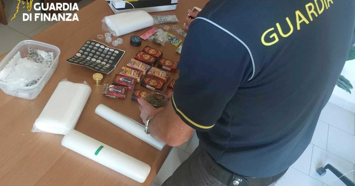 Mondragone, blitz antidroga sulla Domiziana: oltre 2 kg di hashish e marijuana sequestrati e due arresti