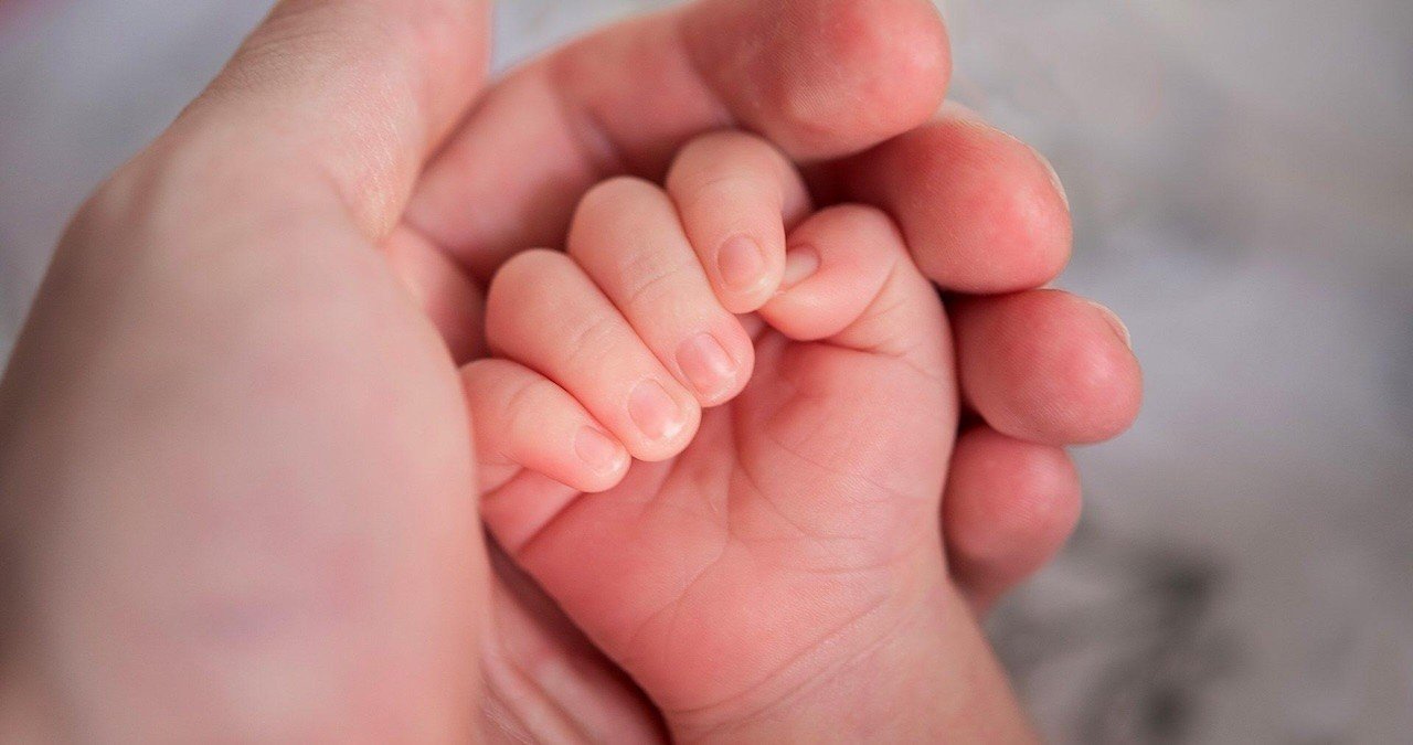Controversia all’ospedale di Napoli: padre denuncia il furto della cartella clinica, scattano gli accertamenti.