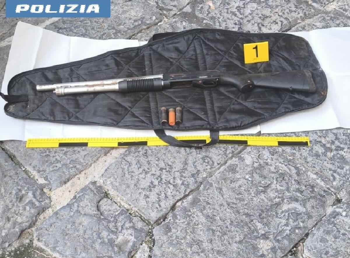 Forcella, Napoli: rinvenuto fucile calibro 12 nascosto dietro una colonnina durante controlli anti-armi