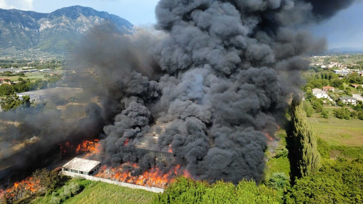 Fumi dal Beneventano, la prova d’urto per la gestione delle emergenze in Campania