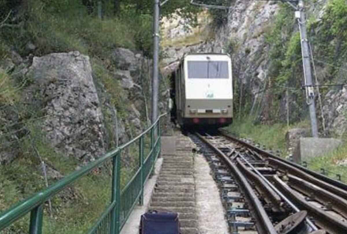 Incidente sulla funicolare di Montevergine: tronco blocca il servizio, passeggeri evacuati in sicurezza