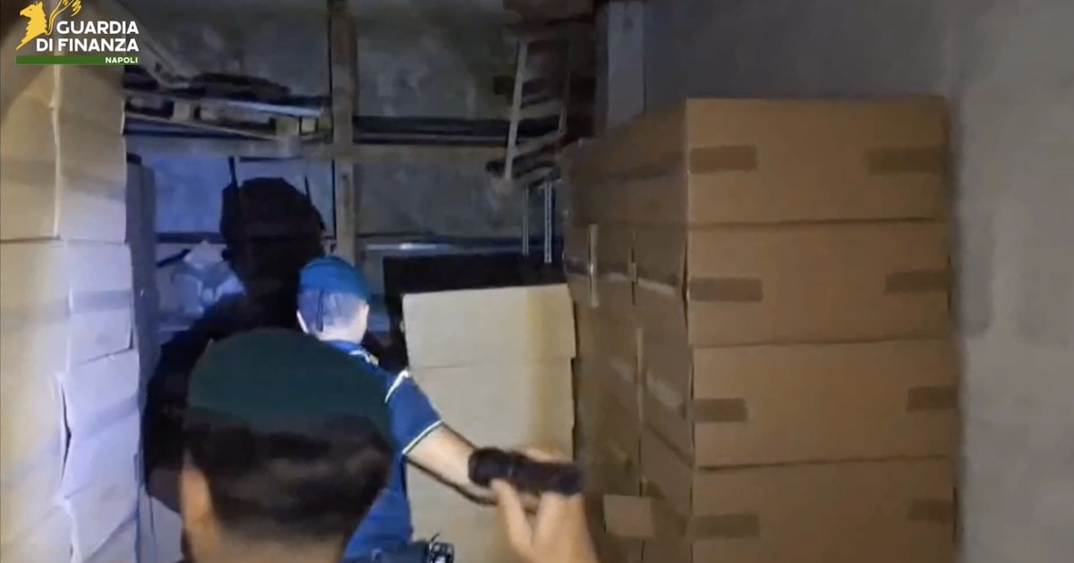 Giugliano: covo di contrabbandieri scoperto nel garage condominiale, 1,6 tonnellate di sigarette sequestrate