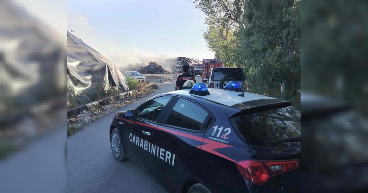 Giugliano, incendio devasta il sito delle ecoballe: intervento di vigili del fuoco e carabinieri in corso