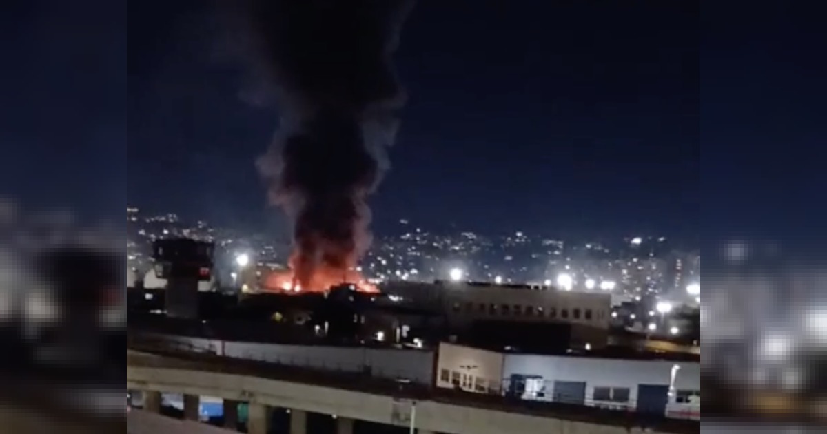 Napoli, Gianturco: due capannoni in fiamme; vigili del fuoco e carabinieri sul posto, nessun ferito