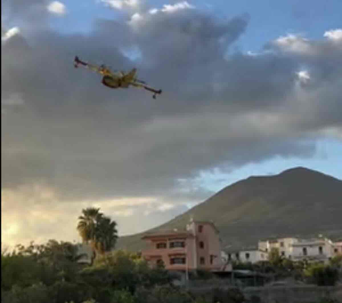 Rogo vicino al Vesuvio: Torre del Greco al lavoro tra elicotteri, vigili del fuoco e volontari