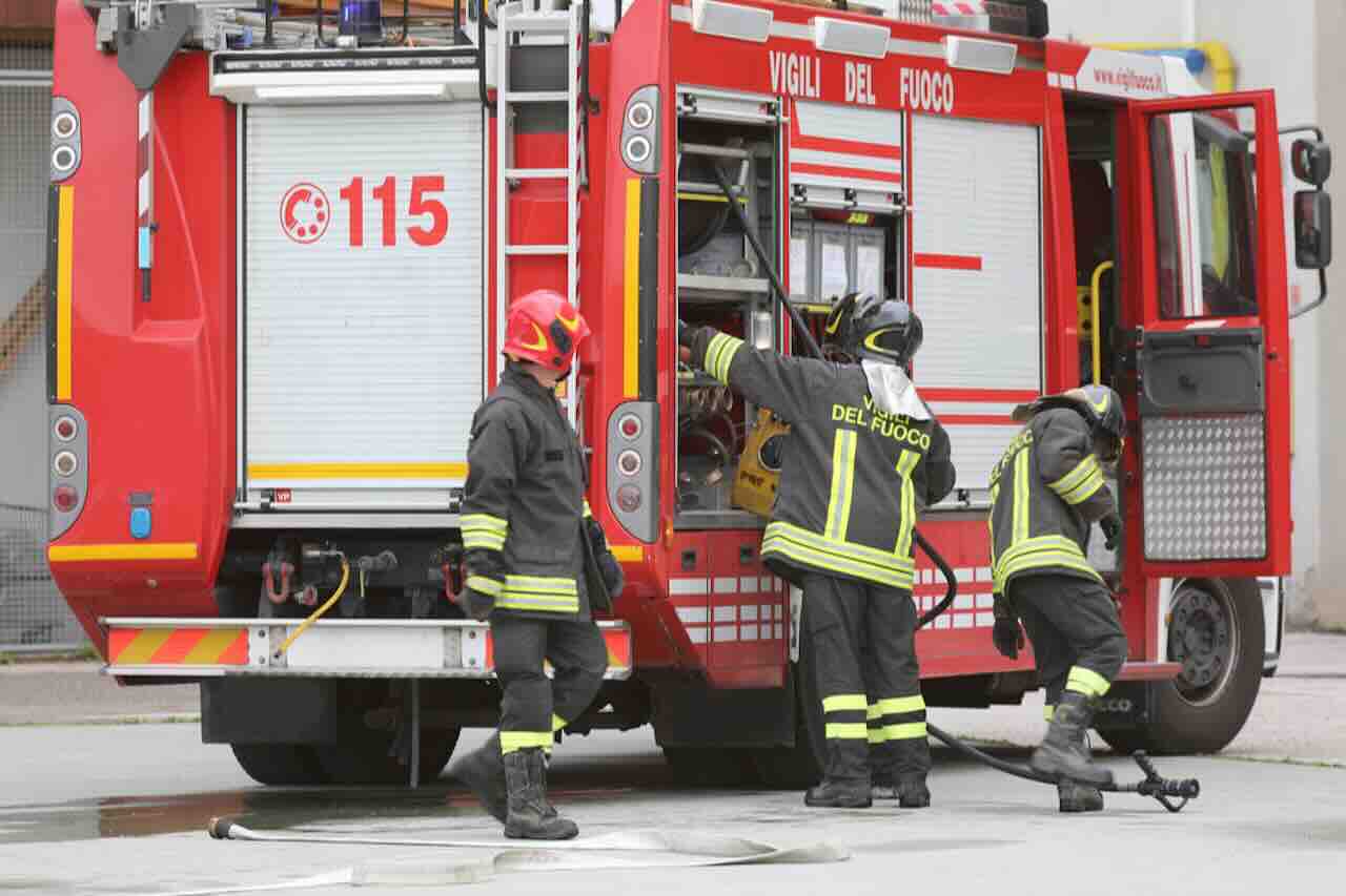 Caserta, incendio vicino all’Università Vanvitelli: due agenti feriti e un provvedimento di espulsione per un 54enne extracomunitario