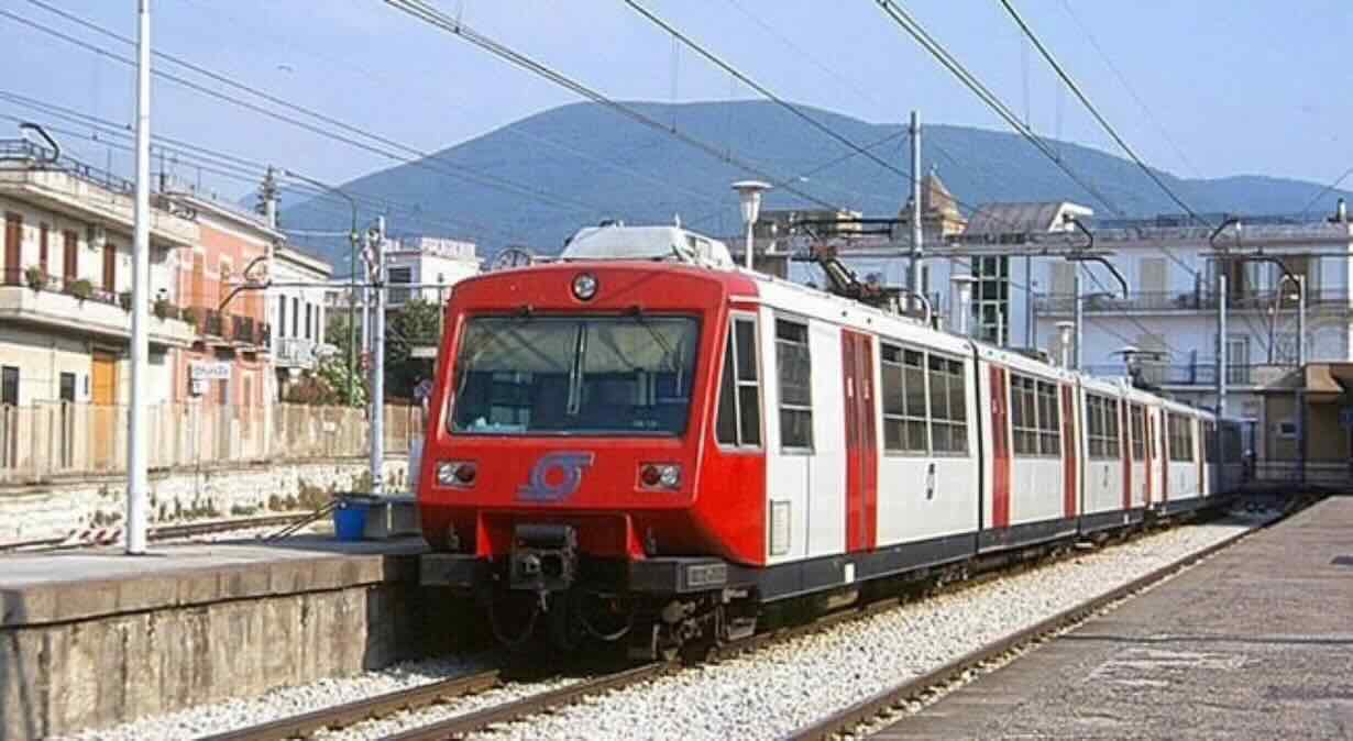 Pendolari bloccati a Torre del Greco: interruzione della Circumvesuviana per un guasto elettrico e un infortunio sul lavoro