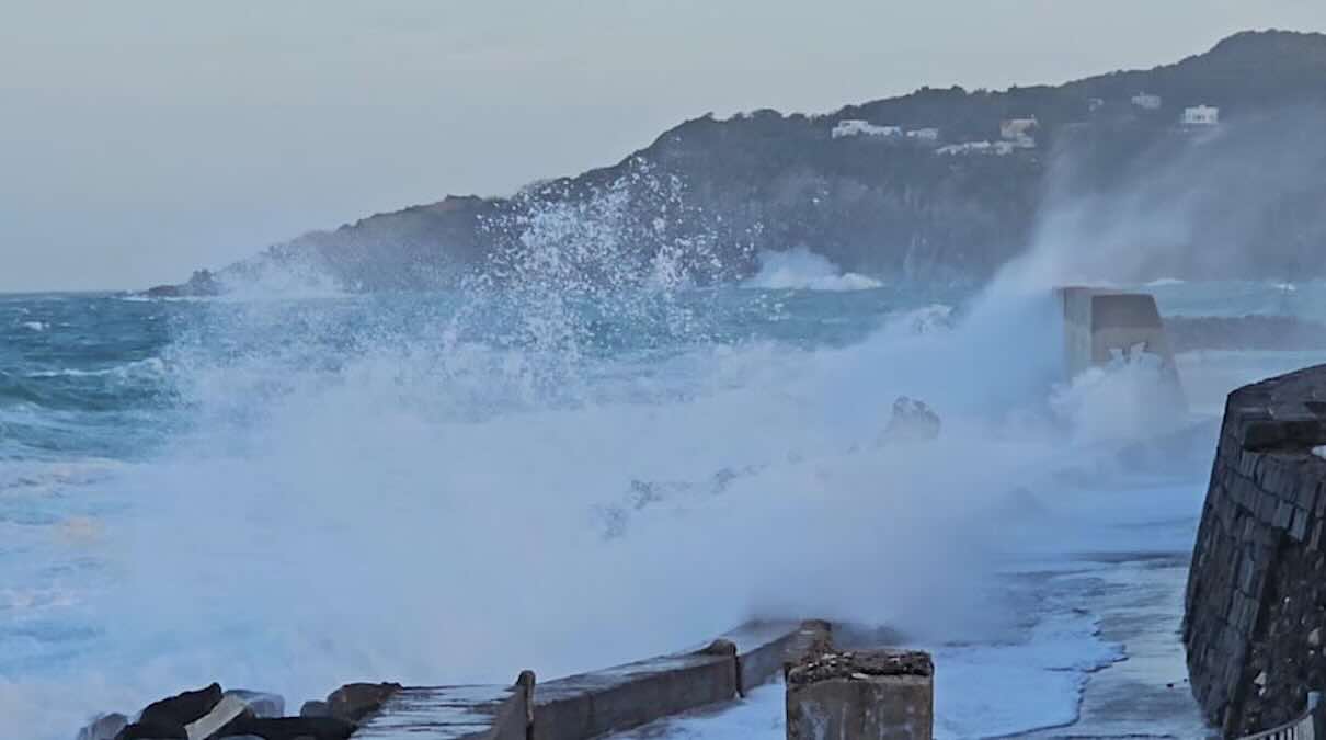 Dalle 16 di oggi Campania in allerta vento e mare: protezione civile invita i comuni a controllare alberi, impalcature e insegne