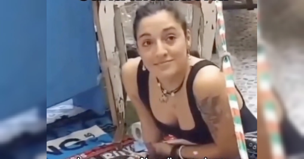 Nel cuore di Napoli, la figlia di Maradona si raccoglie in preghiera davanti al murale del padre