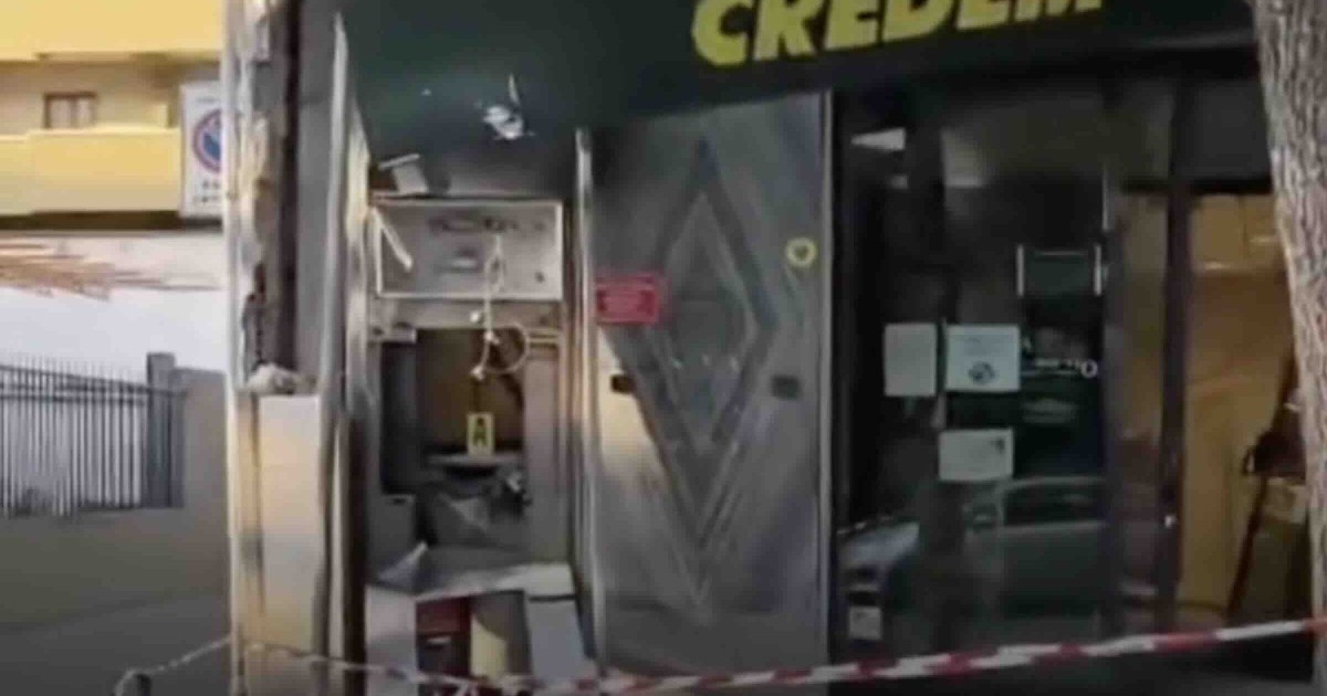 Cerignola, attacco notturno alla banca Credem: la banda della marmotta scappa a mani vuote dopo un violento tentativo di scasso