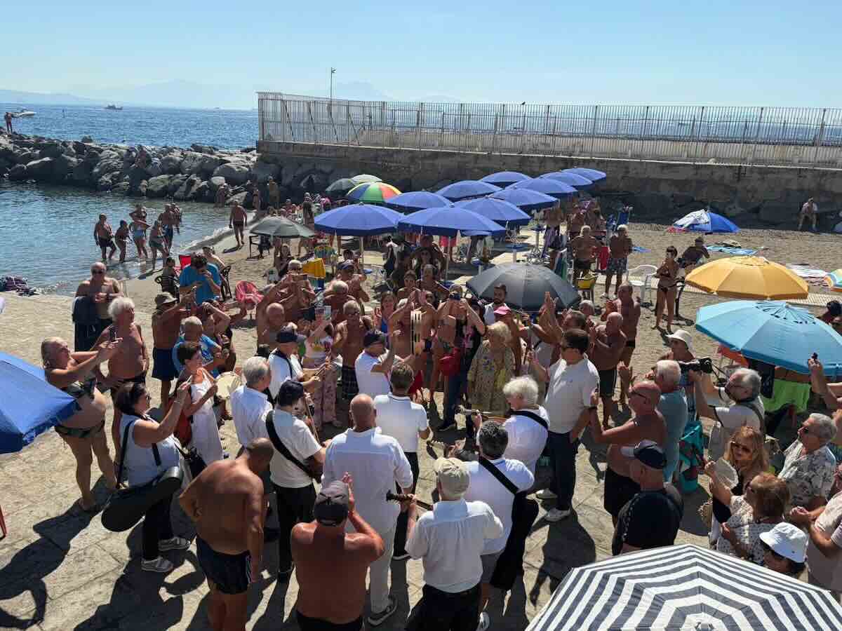 Spiagge libere di Napoli: la cultura musicale in scena con la tradizione napoletana di Mappatella beach