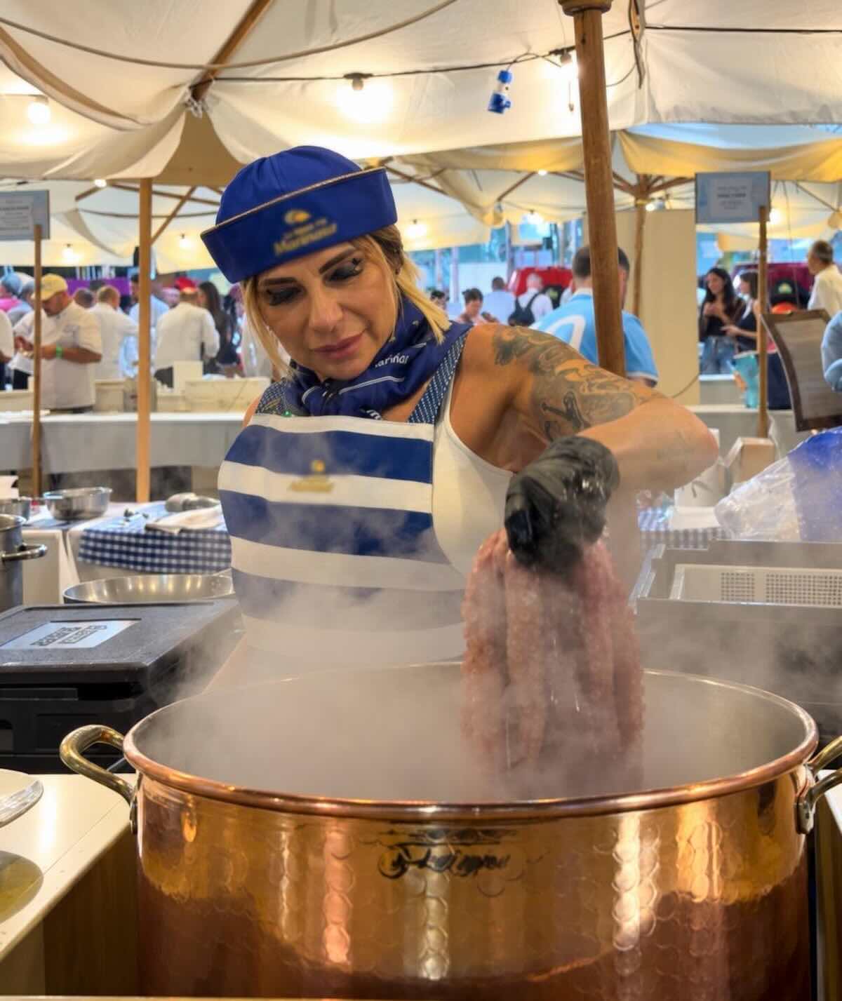 Assunta Pacifico trasforma la zuppa di cozze in appello alla solidarietà per la ricerca SLA a Ischia Safari 2026